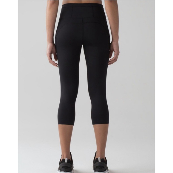 LULULEMON F&F CROP LEGGING 19” POCKETS DARK BLACK COLIR SIZE 6 WAIST 12.5” - Picture 10 of 10
